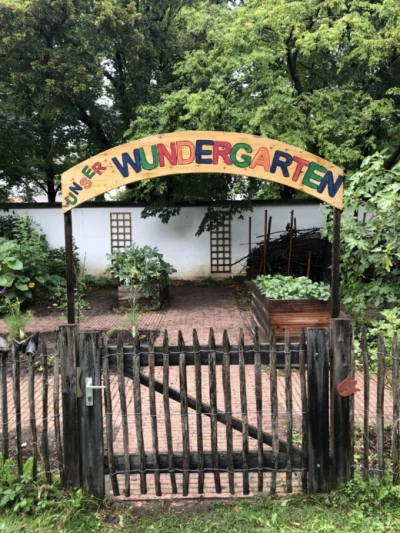 Entrance sign to the wonder garden