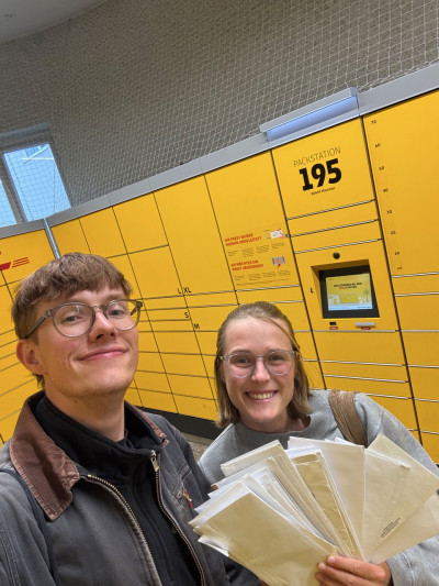 The two organizers handing in the signatures