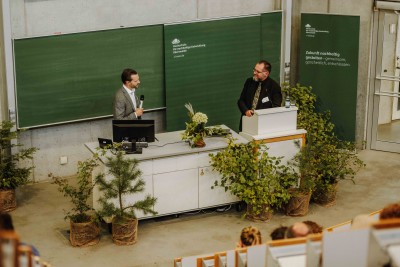 The first two endowed professors of the Social-Ecological Forest Management degree program have started work (from left to right): Prof. Dr. Daniel Johnson (Chair of Value-Based Forest Economics), Prof. Dr. Dr. h.c. Pierre Ibisch (Chair of Social Ecology of Forest Ecosystems and founding program director)